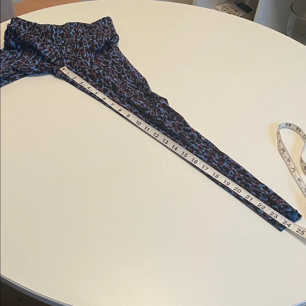 Lululemon Size 2 Side Pockets Blue and Brown Patterned‎ Leggings 24”